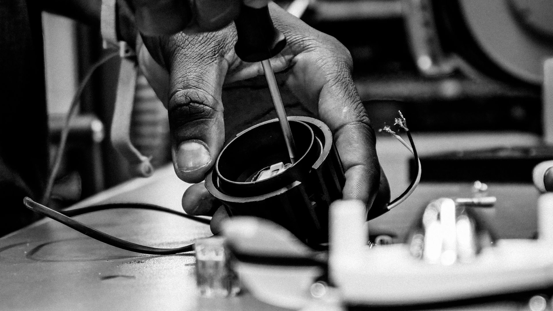 Herstelling van verlichting in het GSmet-atelier in Beveren