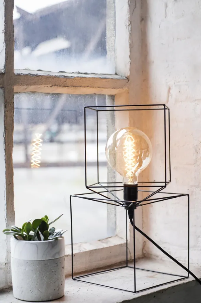 lampada_in_ferro_battuto_da_interno_serax_2.webp