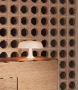 ambiente-detalle-aparador-tera-lampara-sobremesa-nessino-blanca-artemide-pilma.webp