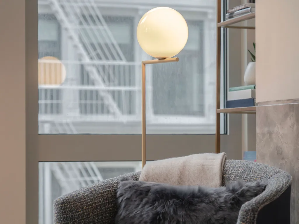 ic-f2-brass-floor-anastassiades-flos-01.webp