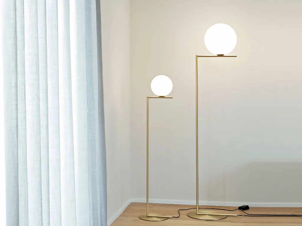 ic-f2-brass-floor-anastassiades-flos-03.webp