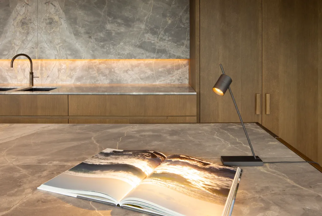 Aude-Table_gunmetal_02.webp