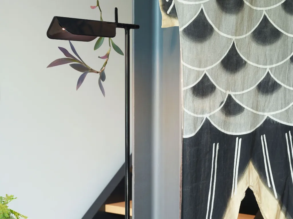 tab-f-black-floor-barber-osgerby-flos-02.webp