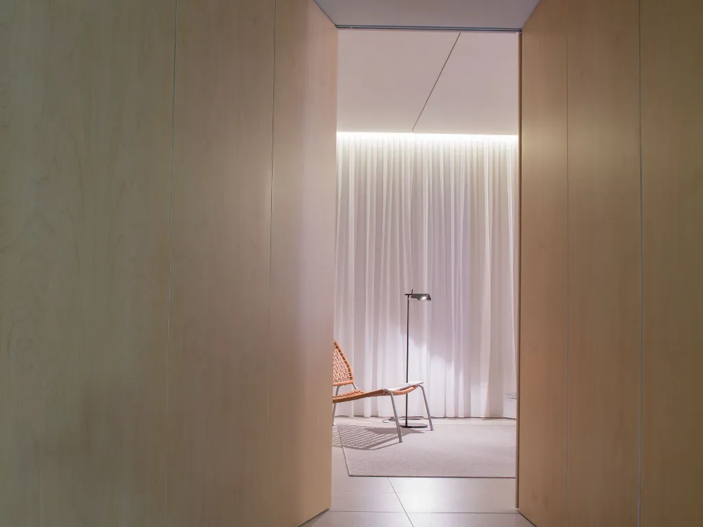 tab-f-black-floor-barber-osgerby-flos-03.webp