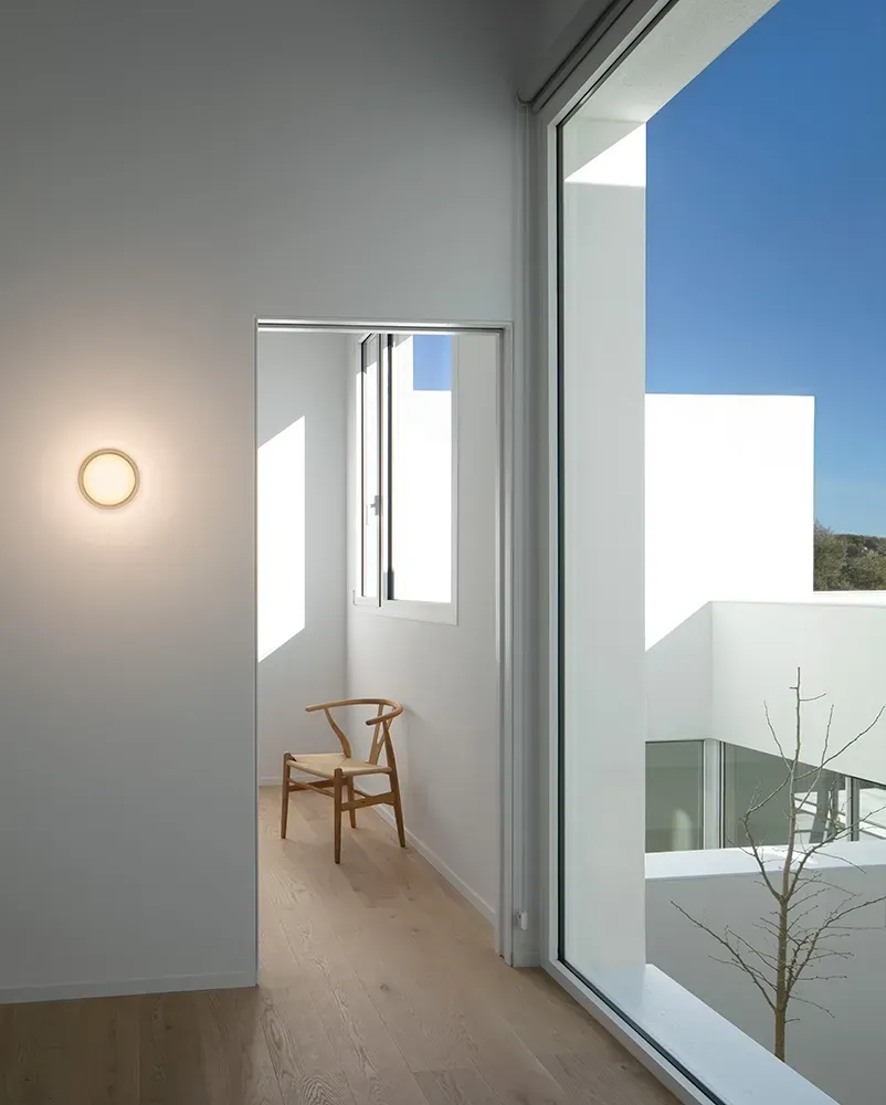 Dots_Glass_Wall_IG_1_cdb58d3171.webp