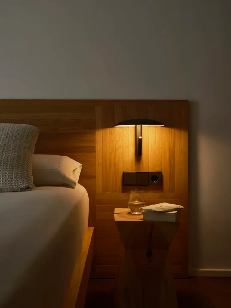 marset-lr-konoha-black-bedside-900x1200.webp