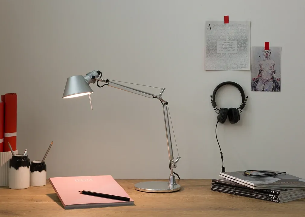 Heroproduct_1011624_tolomeo-micro-desk-lamp-aluminium_features_hero.webp