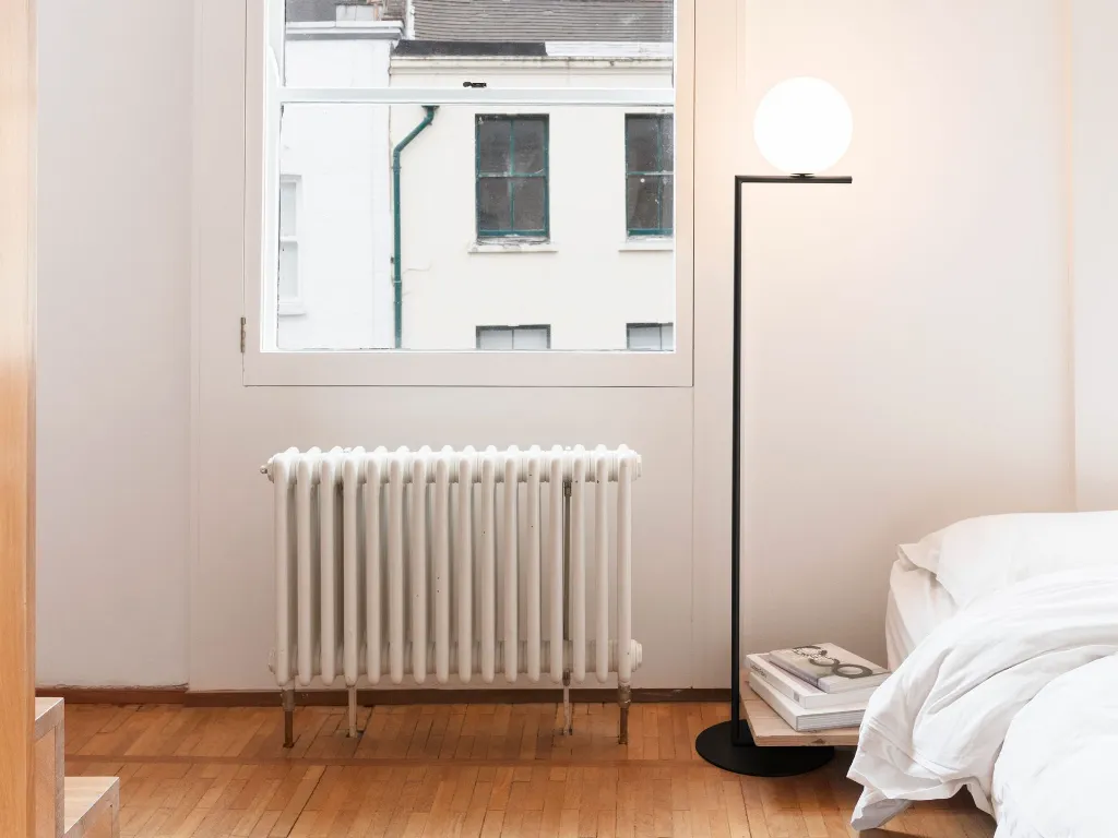ic-f1-black-floor-anastassiades-flos-01.webp