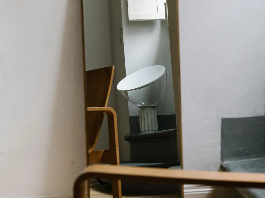 flos_taccia_white_life_02.webp