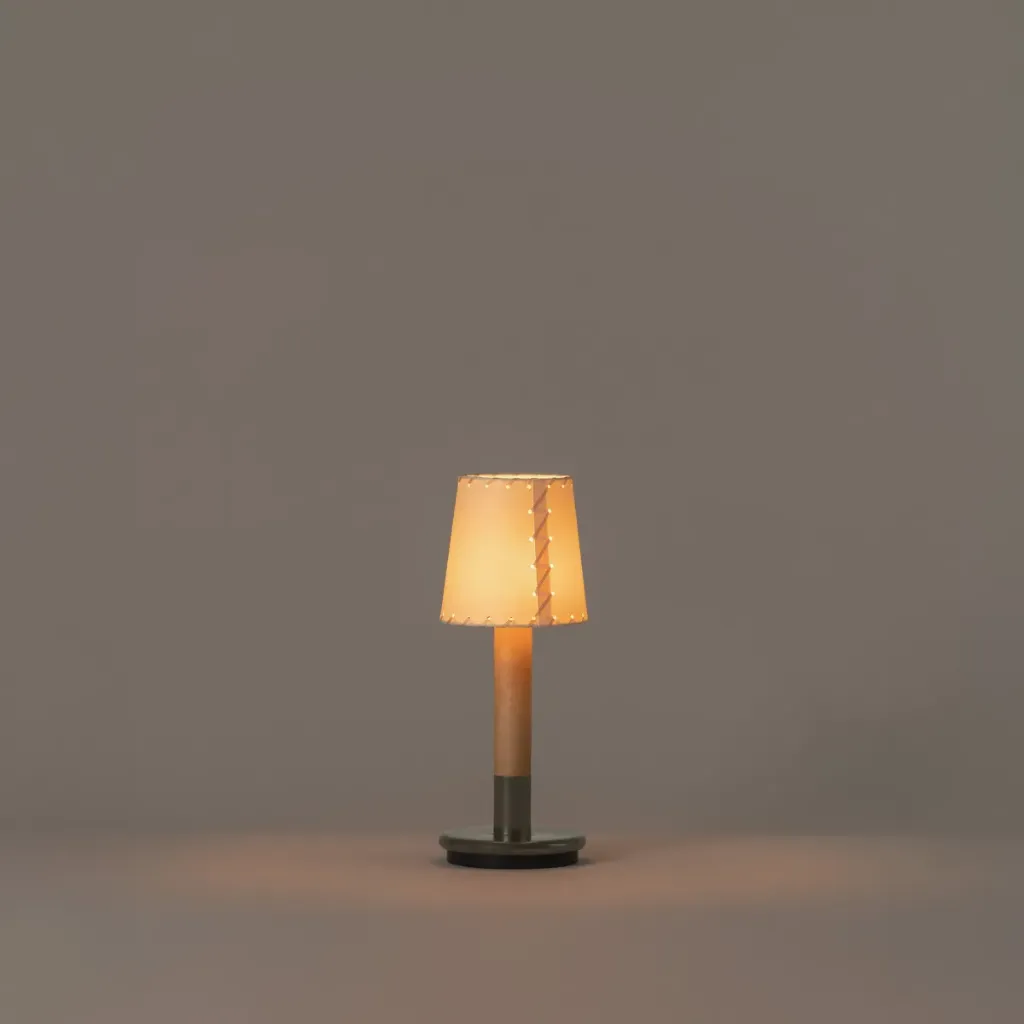 [SNC-BMBTA01] Básica Mínima Batería, Stitched beige parchment lampshade.
