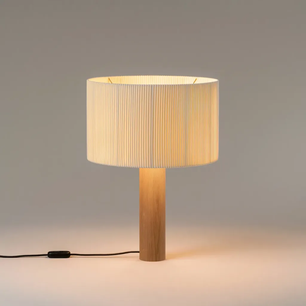 [SNC-MORTA02] Moragas: Wooden leg: Natural oak. Lampshade: Natural cotton ribbon with border.