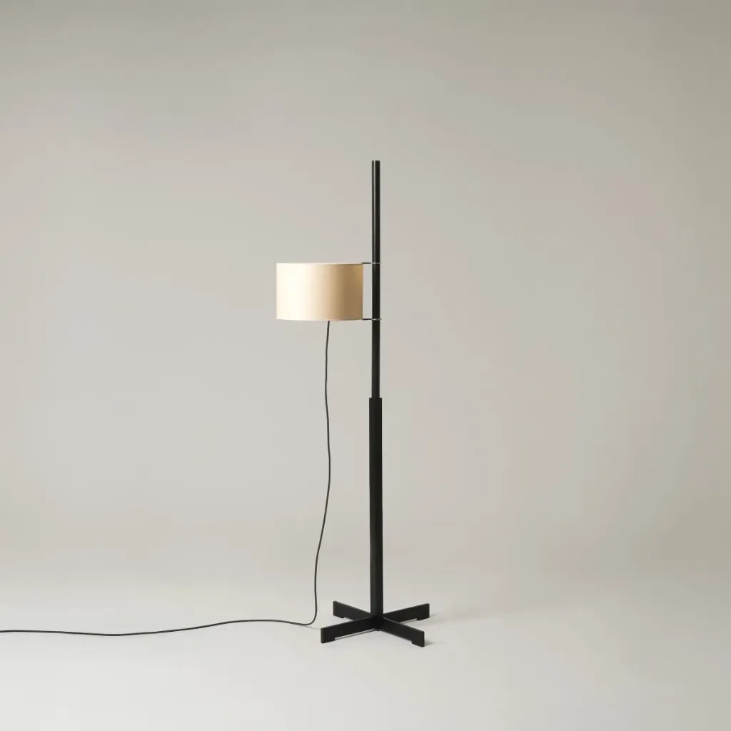 [SNC-TMMSA13] TMM: Wood structure: Black oak. Parchment lampshade: Beige.