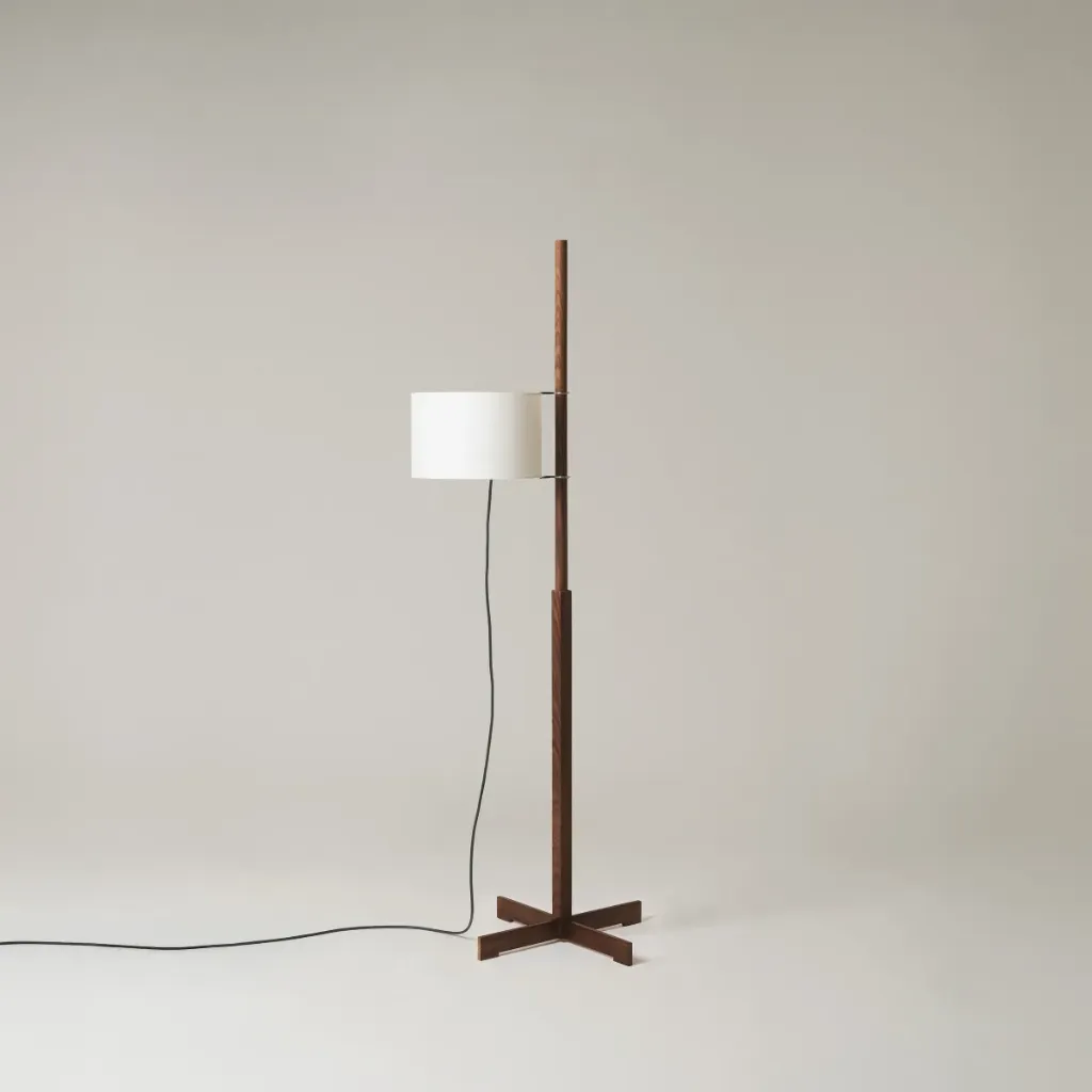 [SNC-TMMSA08] TMM: Wood structure: Walnut. Parchment lampshade: White.