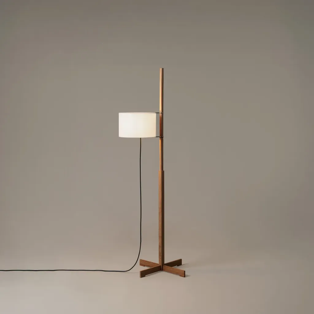 TMM: Wood structure: Natural oak. Parchment lampshade: White.