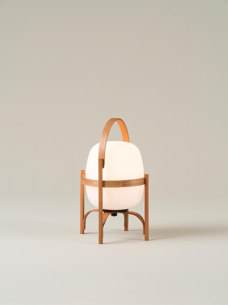 Cestita Batería: Lampshade: White opal glass.