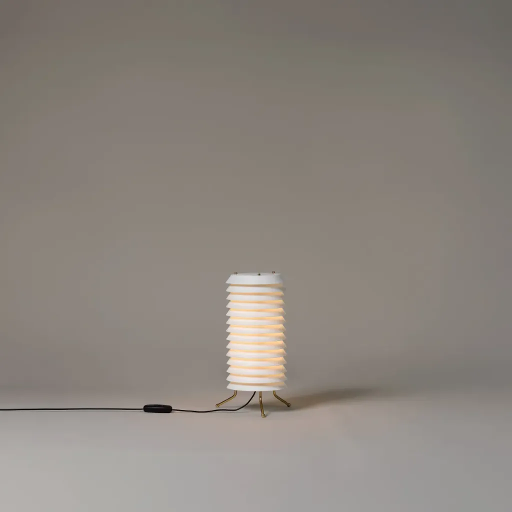 [SNC-MAITA01] Maija: : Metallic lampshade finished in matte white.
Brass legs finished in matte.