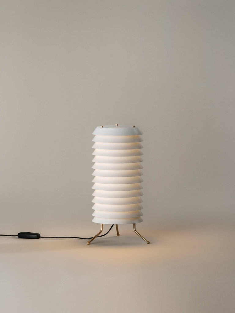 Maija: : Metallic lampshade finished in matte white.
Brass legs finished in matte.