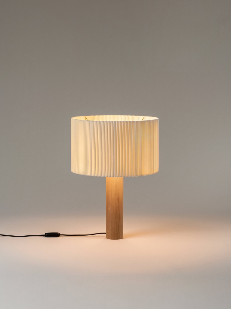Moragas: Wooden leg: Natural oak. Lampshade: Natural cotton ribbon with border.