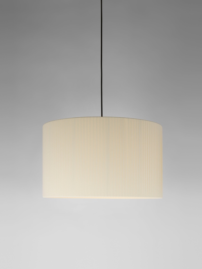 Sísísí Cilíndricas: Lampshade: Natural ribbon. Metallic Sísísí canopy: Textured black finish. Cable: