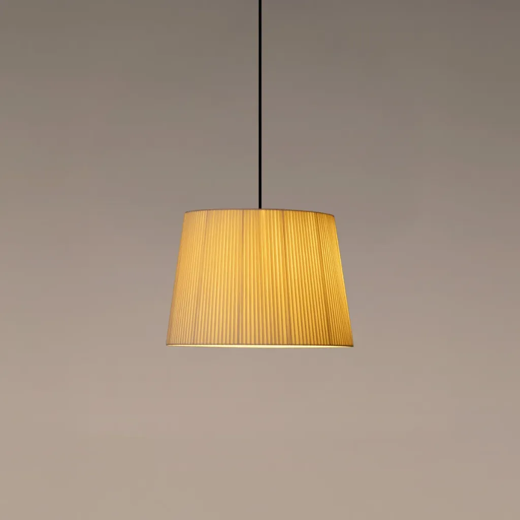 Sísísí Cónicas: Lampshade: Natural ribbon. Metallic Sísísí canopy: Textured black finish. Cable: Bla