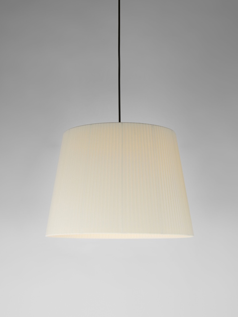 [SNC-GT1PA12] Sísísí Cónicas: Lampshade: Natural ribbon. Metallic Sísísí canopy: Textured black finish. Cable: Bla