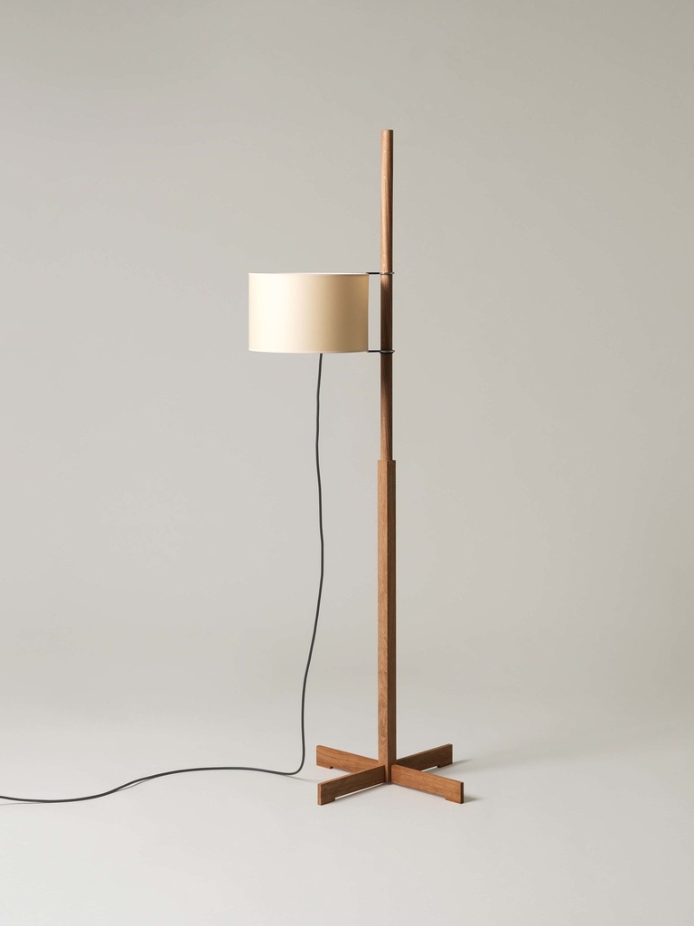 TMM: Wood structure: Natural oak. Parchment lampshade: Beige.